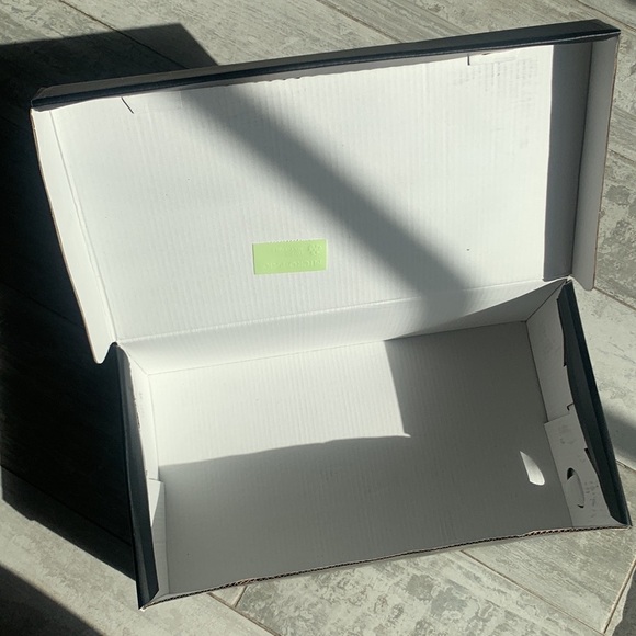 Nick Graham Cardboard Shoe Box Empty For your Gift Wrap - Picture 3 of 6